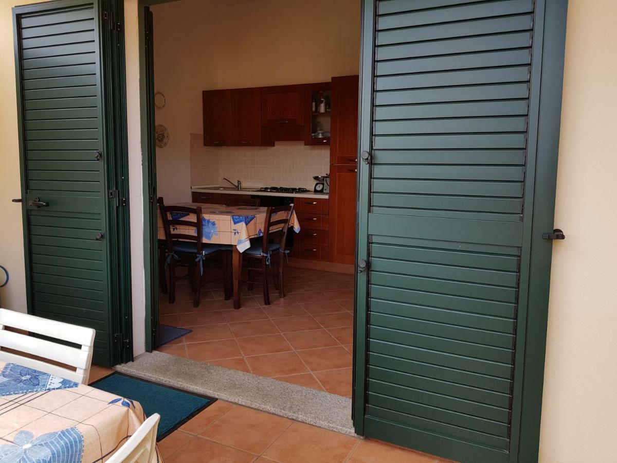 Apartamento Borgo Lu Canali Da Gavino Badesi Exterior foto