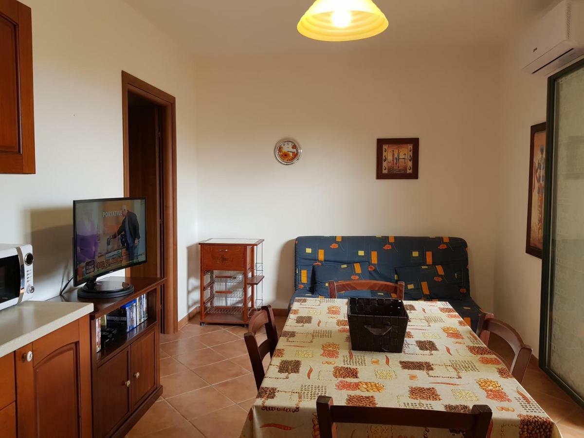 Apartamento Borgo Lu Canali Da Gavino Badesi Exterior foto