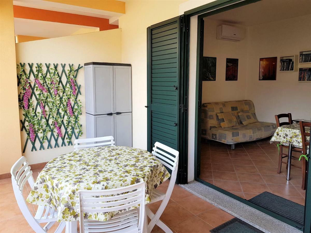 Apartamento Borgo Lu Canali Da Gavino Badesi Exterior foto
