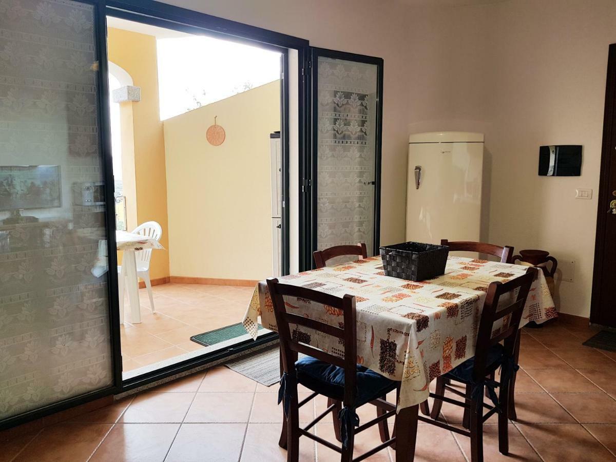 Apartamento Borgo Lu Canali Da Gavino Badesi Exterior foto